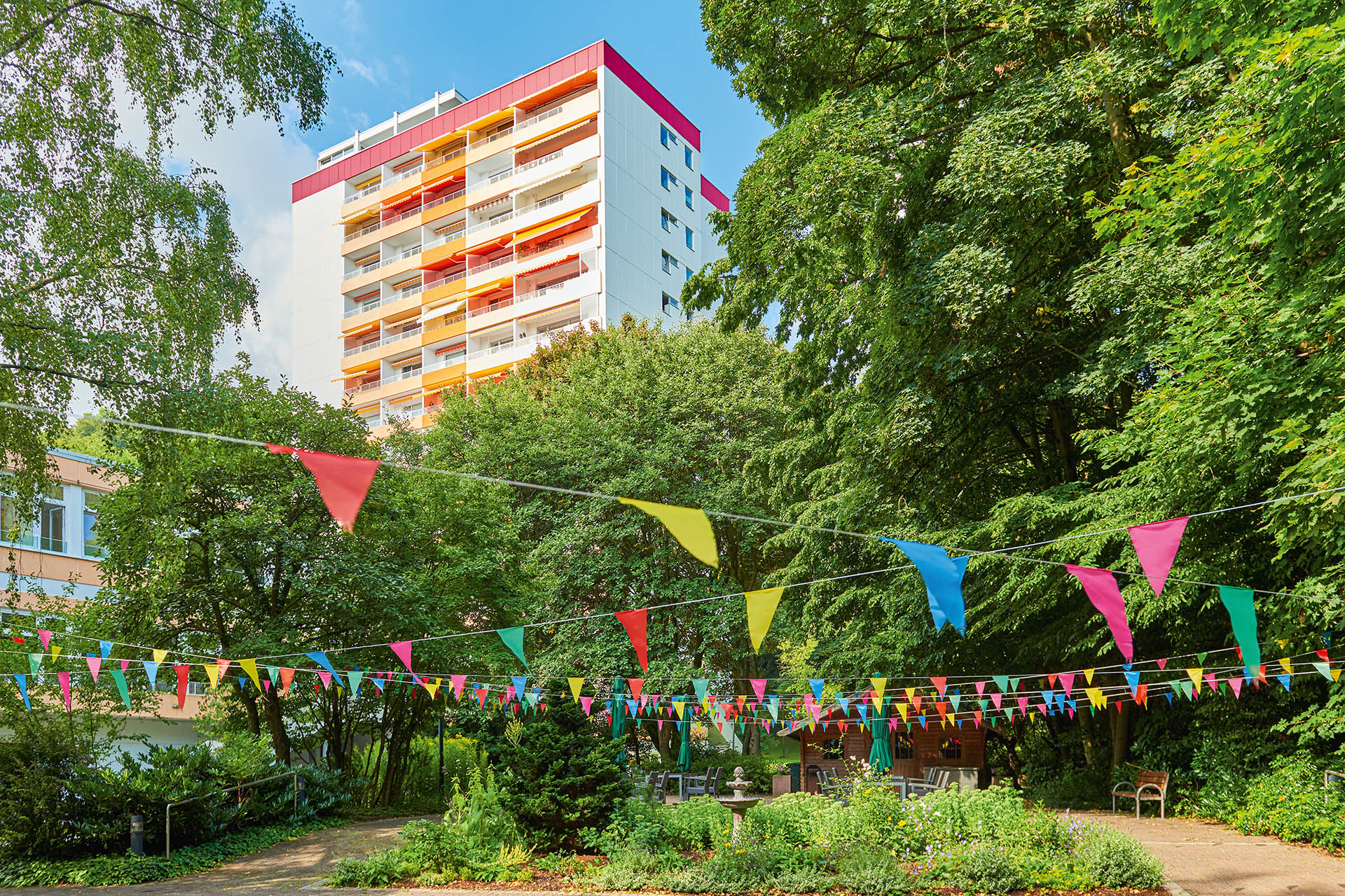 Eine mit Girlanden beschmückte Gartenanlage und im Hintergrund ist das Augustinum Kassel zu sehen 