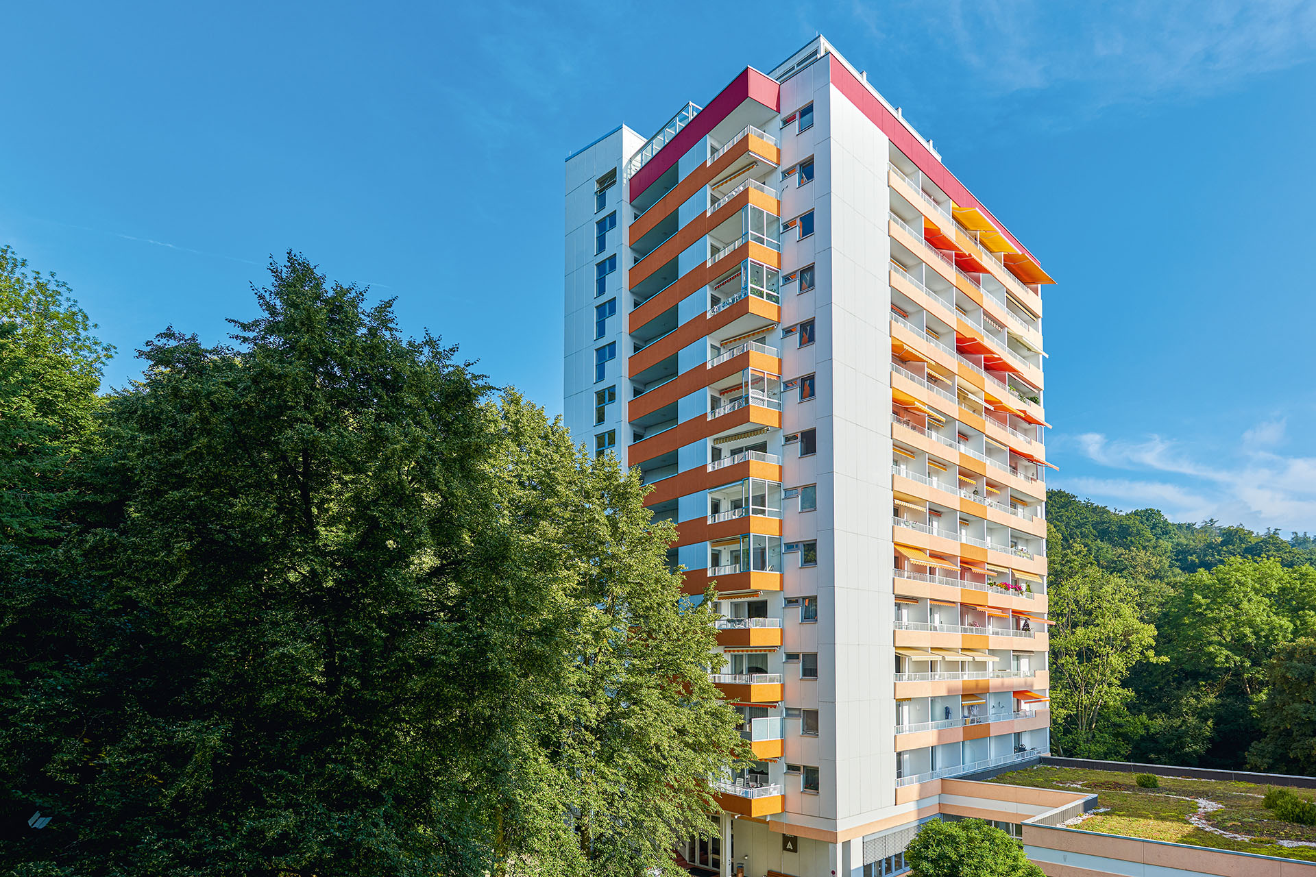 Das Augustinum Kassel von außen, umgeben von Bäumen