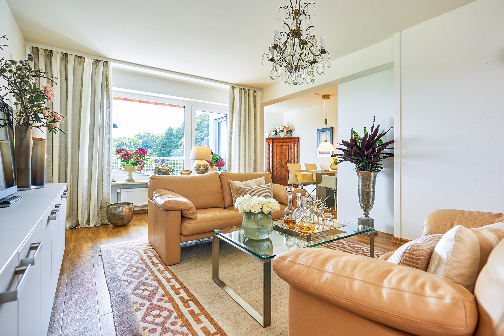 Bequeme Sitzmöglichkeiten im Wohnzimmer eines Appartements