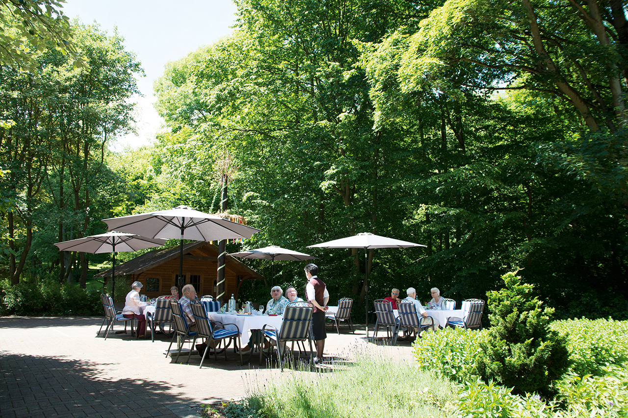 Auch im Garten lässt sich gut sitzen, zum Beispiel beim Nachmittagskaffee. Auch im Garten lässt sich gut sitzen, zum Beispiel beim Nachmittagskaffee.