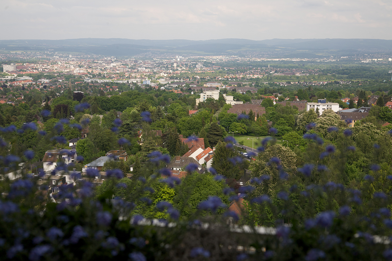 Auf der anderen Seite des Hauses erschließt sich ein weiter Blick ins Tal der Fulda. Auf der anderen Seite des Hauses erschließt sich ein weiter Blick ins Tal der Fulda.