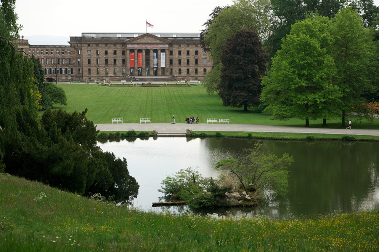 Schloss Wilhelmshöhe, die ehemalige Residenz der Landgrafen und Kurfürsten von Hessen-Kassel, ist einen kurzen Spaziergang entfernt. Schloss Wilhelmshöhe, die ehemalige Residenz der Landgrafen und Kurfürsten von Hessen-Kassel, ist einen kurzen Spaziergang entfernt.