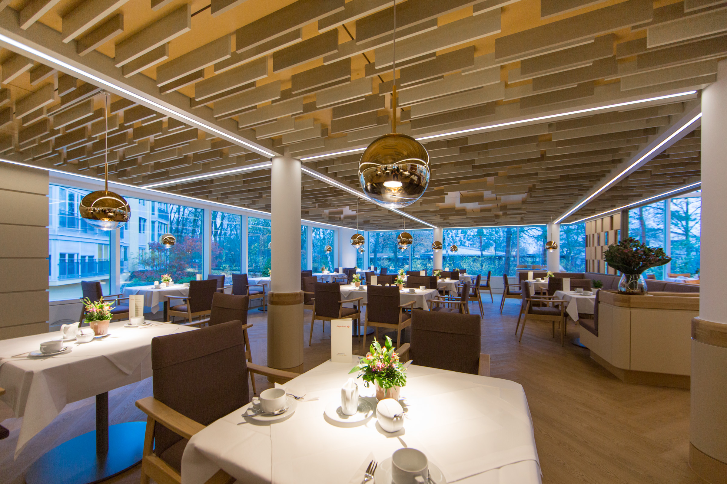 Das Café-Restaurant ist ein idealer Ort, um sich mit Freunden oder Besuchern zu treffen. Das Café-Restaurant ist ein idealer Ort, um sich mit Freunden oder Besuchern zu treffen.