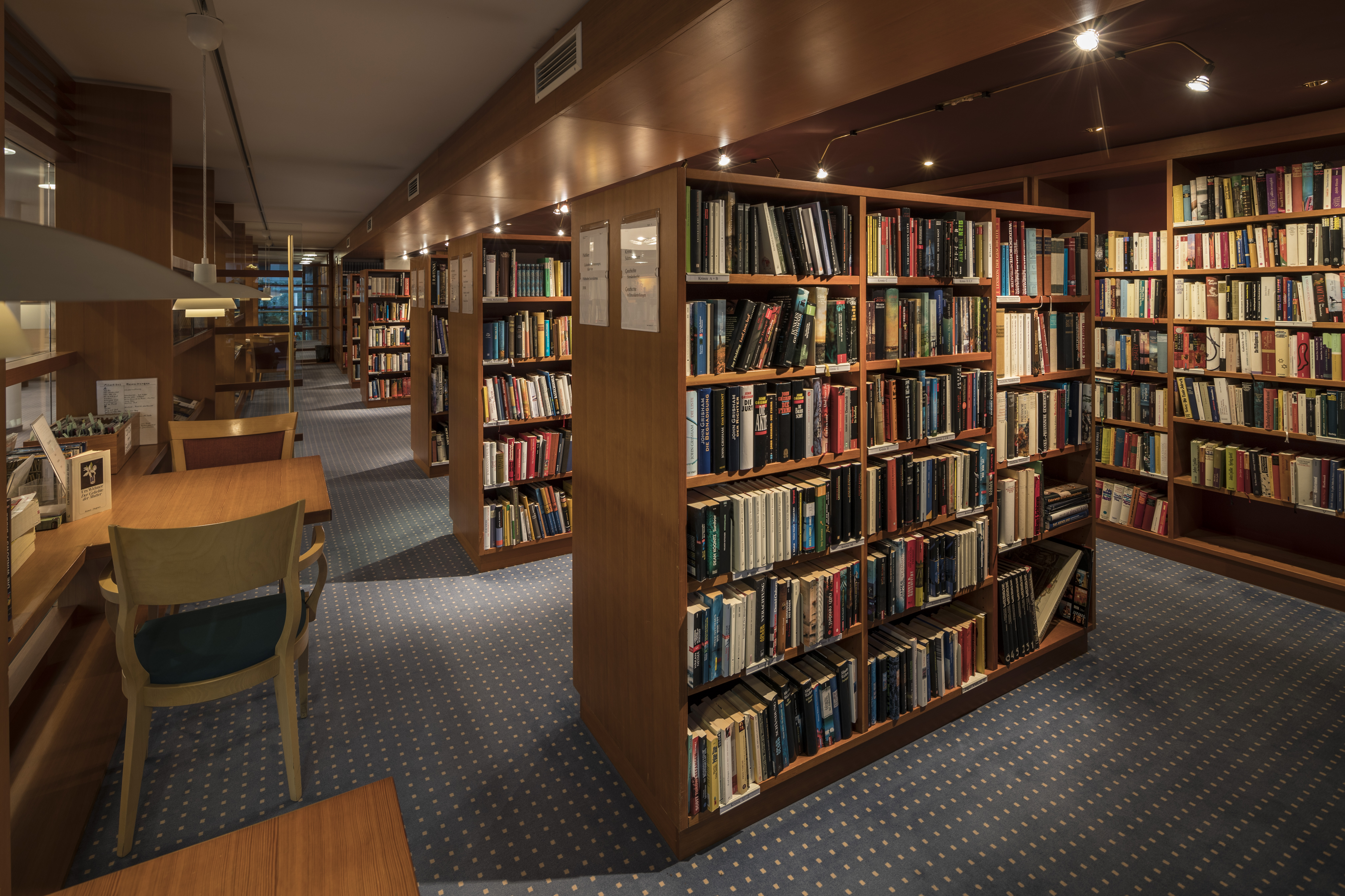 In der sehr gut ausgestatteten Bibliothek finden Sie genügend Lesestoff für alle Ansprüche. In der sehr gut ausgestatteten Bibliothek finden Sie genügend Lesestoff für alle Ansprüche.