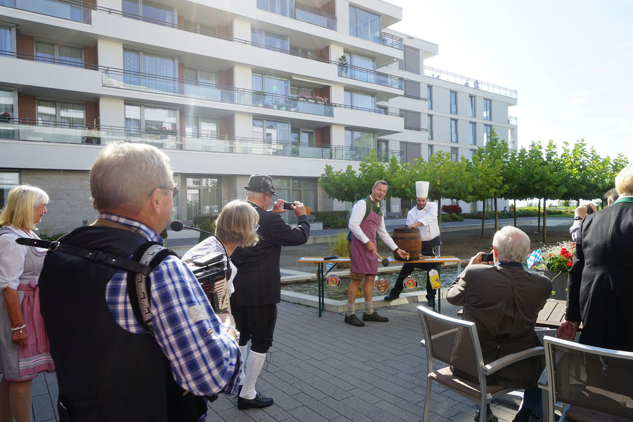 Auch am Bodensee werden im Herbst Dirndl und Lederhosen gerne aus dem Schrank geholt: zum Oktoberfest mit Fassanstich durch den Direktor, Akkordeon-Musik und Weißwurst-Essen. Auch am Bodensee werden im Herbst Dirndl und Lederhosen gerne aus dem Schrank geholt: zum Oktoberfest mit Fassanstich durch den Direktor, Akkordeon-Musik und Weißwurst-Essen.