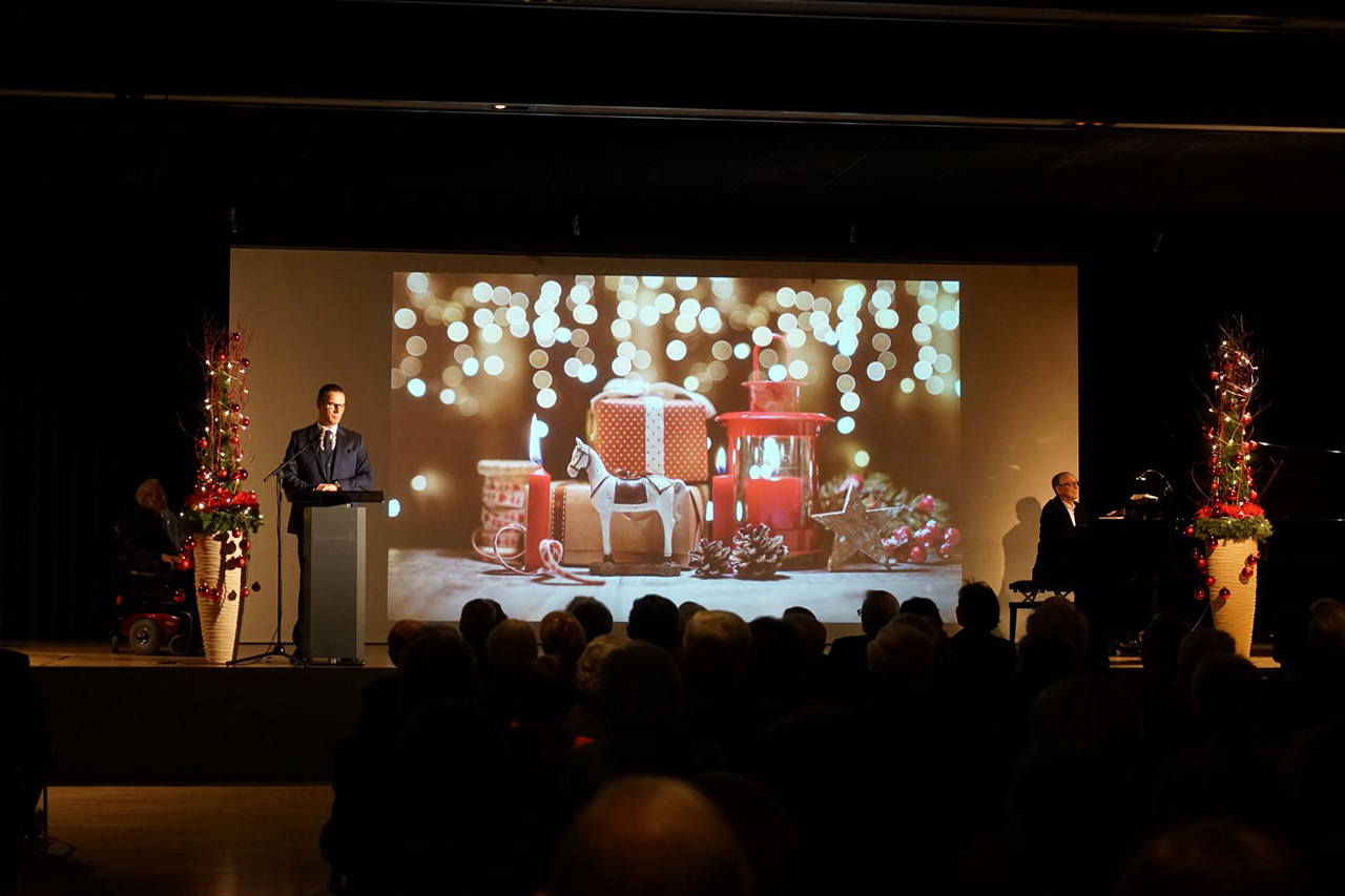 Die Bewohner-Weihnachtsfeier ist Anlass zum Revue passieren und zur Besinnung. Regionale Musiker begleiten den Festakt und unsere Küche lädt alle Bewohnerinnen und Bewohner zum festlichen Abendessen ein. Die Bewohner-Weihnachtsfeier ist Anlass zum Revue passieren und zur Besinnung. Regionale Musiker begleiten den Festakt und unsere Küche lädt alle Bewohnerinnen und Bewohner zum festlichen Abendessen ein.