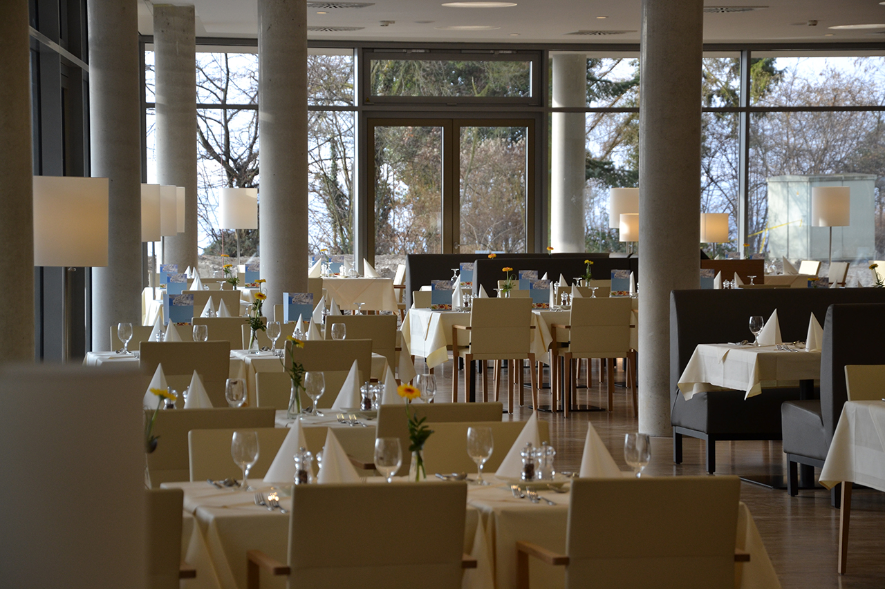 Die Qualität des Restaurants und der Küche im Augustinum Meersburg entspricht gehobener Hotelgastronomie. Die Qualität des Restaurants und der Küche im Augustinum Meersburg entspricht gehobener Hotelgastronomie.