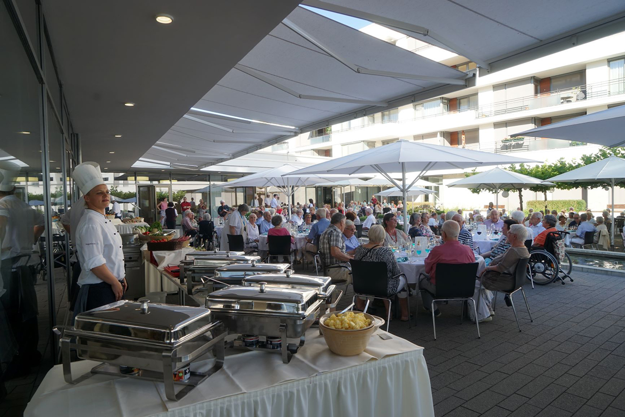 Bei Festen und Feiern zeigen Küche und Service, was sie können. Hier beim Sommerfest 2018 mit Köstlichkeiten vom Grillbüffet auf der festlich dekorierten Restaurantterrasse. Bei Festen und Feiern zeigen Küche und Service, was sie können. Hier beim Sommerfest 2018 mit Köstlichkeiten vom Grillbüffet auf der festlich dekorierten Restaurantterrasse.