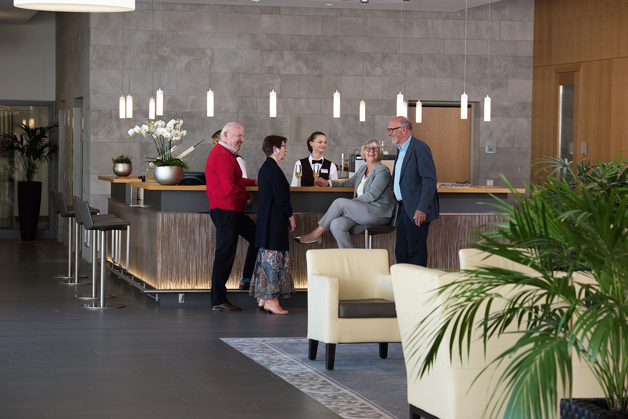 Treffen Sie sich an der Lobbybar auf einen Aperitif oder Digestif. Auch bei Veranstaltungen im Haus ist die Bar geöffnet. Treffen Sie sich an der Lobbybar auf einen Aperitif oder Digestif. Auch bei Veranstaltungen im Haus ist die Bar geöffnet.
