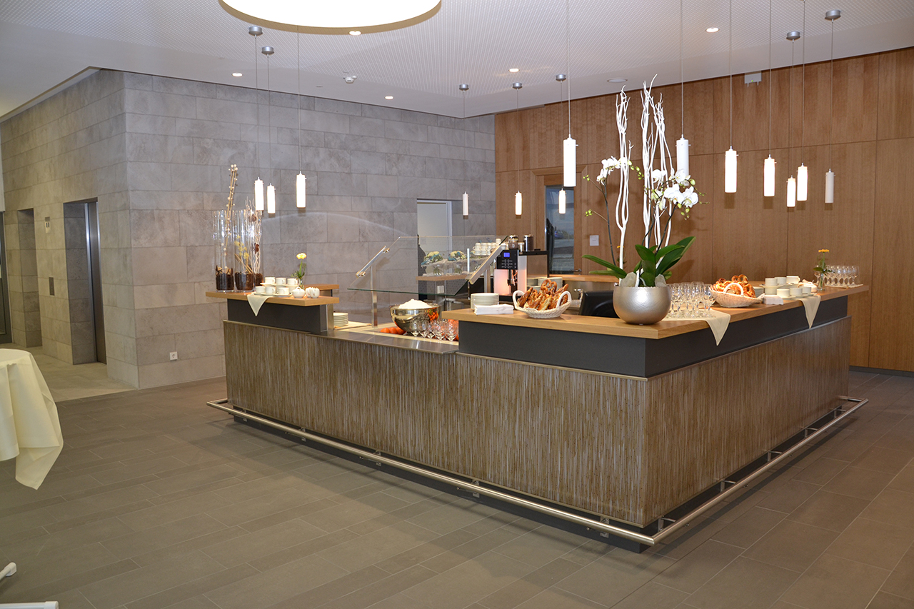 An der Kaffeebar gibt es nicht nur Kaffee und Kuchen, sondern den ganzen Tag über auch kalte Getränke und kleine Snacks. An der Kaffeebar gibt es nicht nur Kaffee und Kuchen, sondern den ganzen Tag über auch kalte Getränke und kleine Snacks.