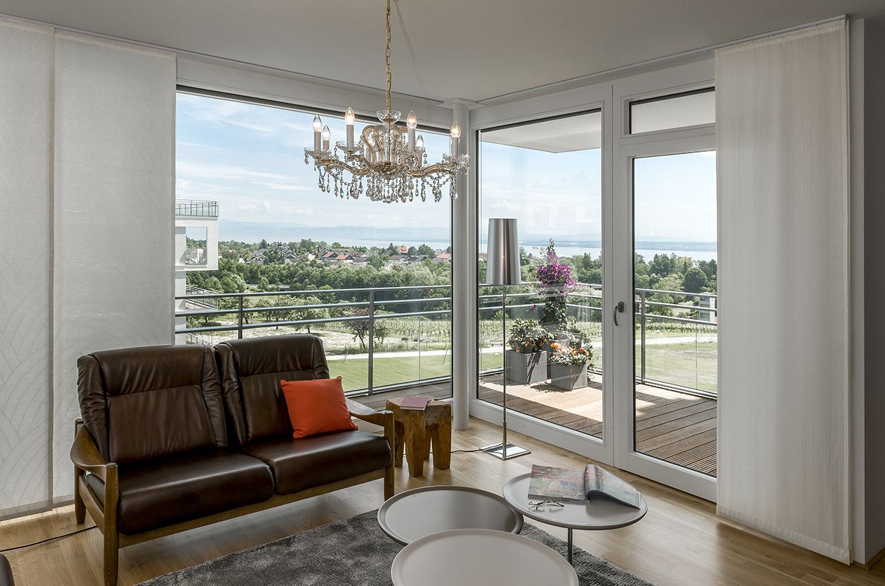 Bodentiefe Fenster und großzügige Balkone, die meisten mit Seeblick, schaffen ein helles, lichtdurchflutetes Wohnambiente, das sich nach außen in die Landschaft öffnet. Bodentiefe Fenster und großzügige Balkone, die meisten mit Seeblick, schaffen ein helles, lichtdurchflutetes Wohnambiente, das sich nach außen in die Landschaft öffnet.