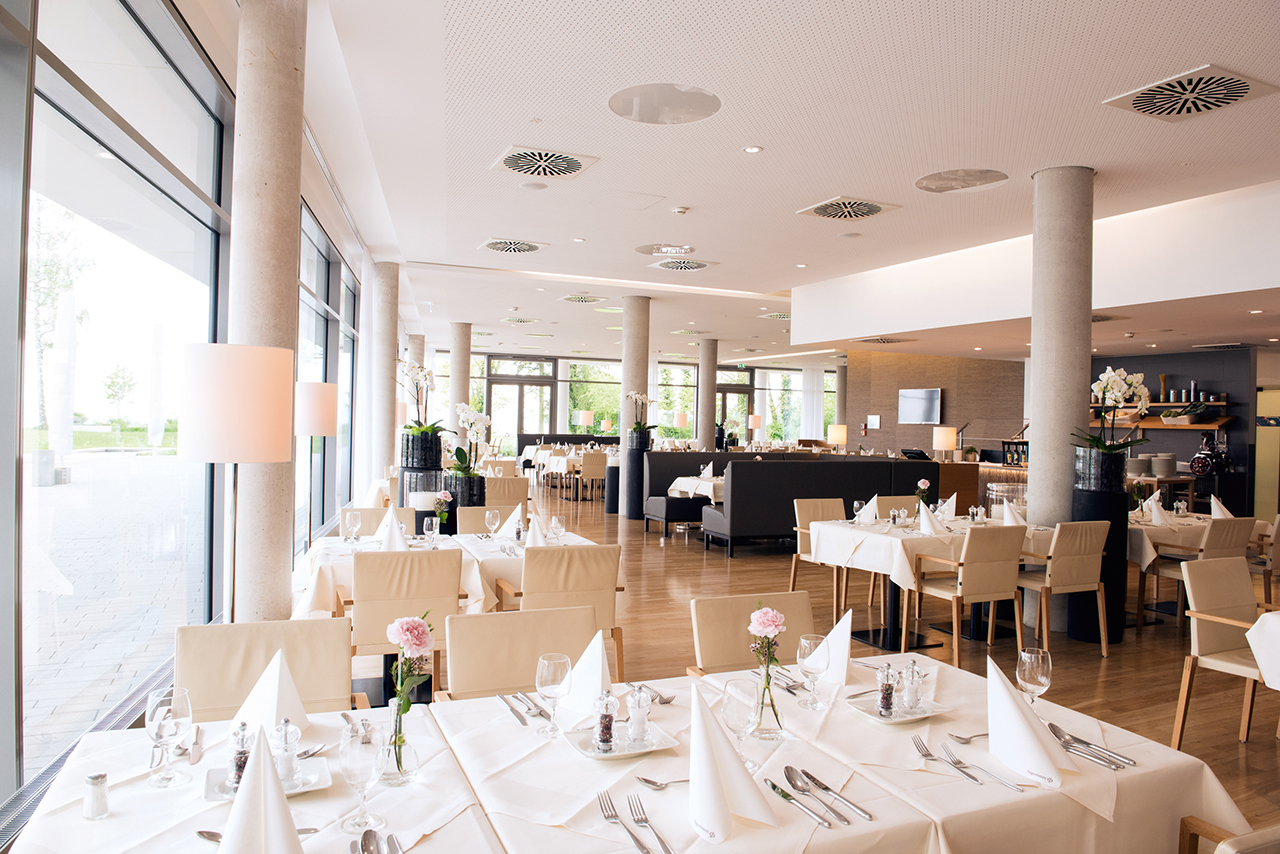 Im Restaurant treffen sich die Bewohner täglich zum Mittag- oder Abendessen, für das ein Tagesmenü mit drei Hauptgängen zur Wahl steht. Im Restaurant treffen sich die Bewohner täglich zum Mittag- oder Abendessen, für das ein Tagesmenü mit drei Hauptgängen zur Wahl steht.