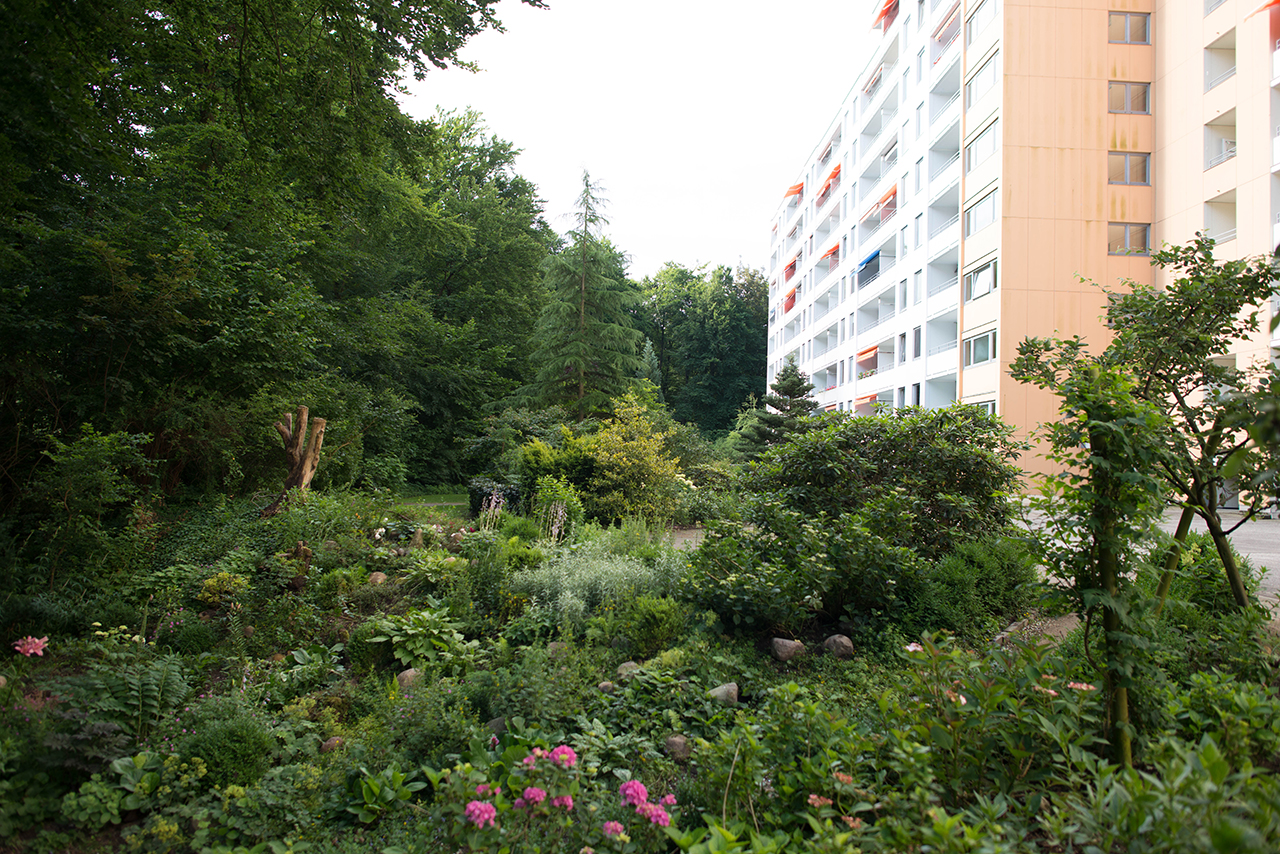 Die Seniorenresidenz wird von einer großen Gartenanlage umgeben, die direkt in das angrenzende Naturschutzgebiet übergeht. Die Seniorenresidenz wird von einer großen Gartenanlage umgeben, die direkt in das angrenzende Naturschutzgebiet übergeht.
