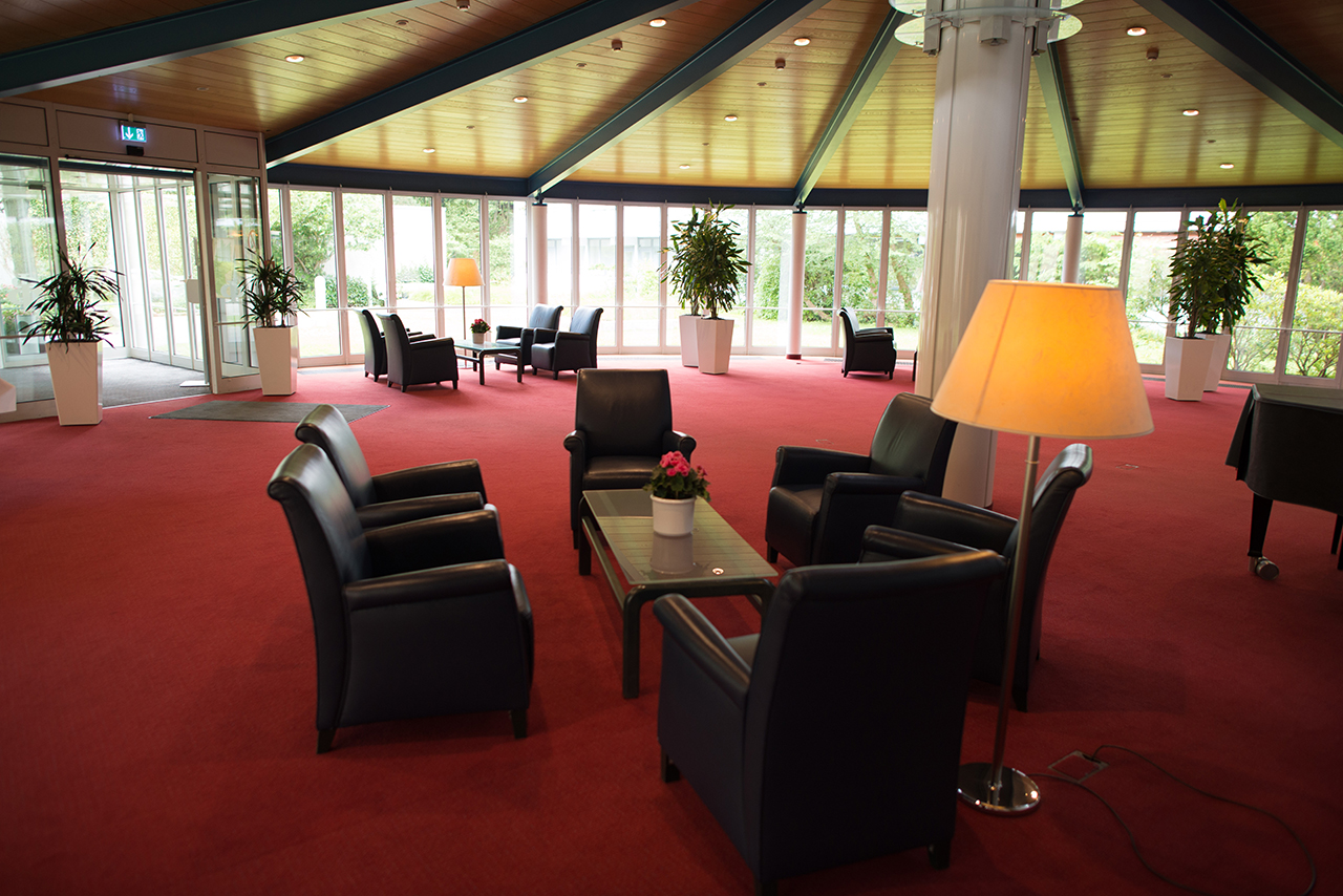 In der weiträumigen Lobby treffen sich die Bewohnerinnen und Bewohner gern zum Plausch und begrüßen dort ihre Gäste. In der weiträumigen Lobby treffen sich die Bewohnerinnen und Bewohner gern zum Plausch und begrüßen dort ihre Gäste.