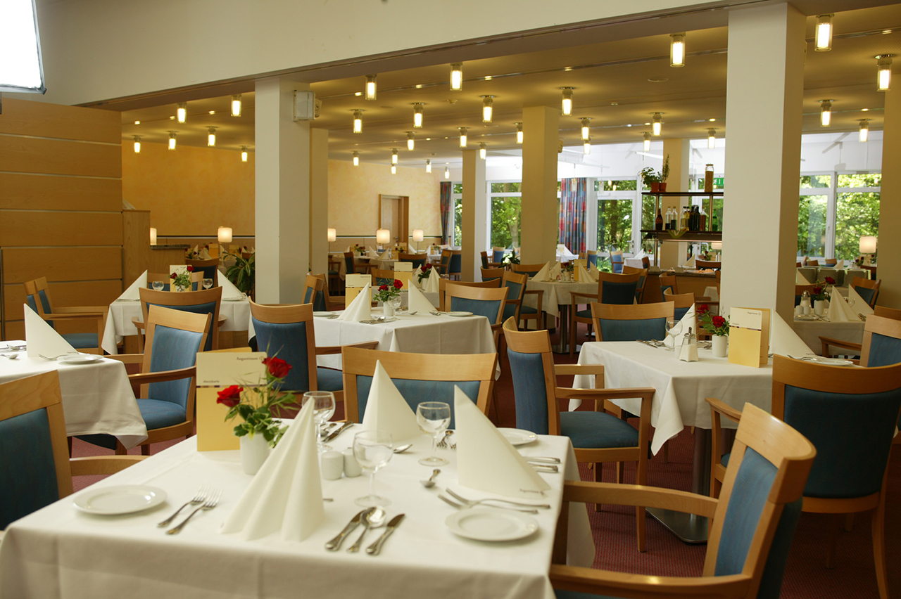 Täglich werden im Restaurant vier verschiedene Drei-Gänge-Menüs serviert. Auch zum Frühstück, Nachmittagskaffe und Abendessen sind Sie eingeladen. Täglich werden im Restaurant vier verschiedene Drei-Gänge-Menüs serviert. Auch zum Frühstück, Nachmittagskaffe und Abendessen sind Sie eingeladen.