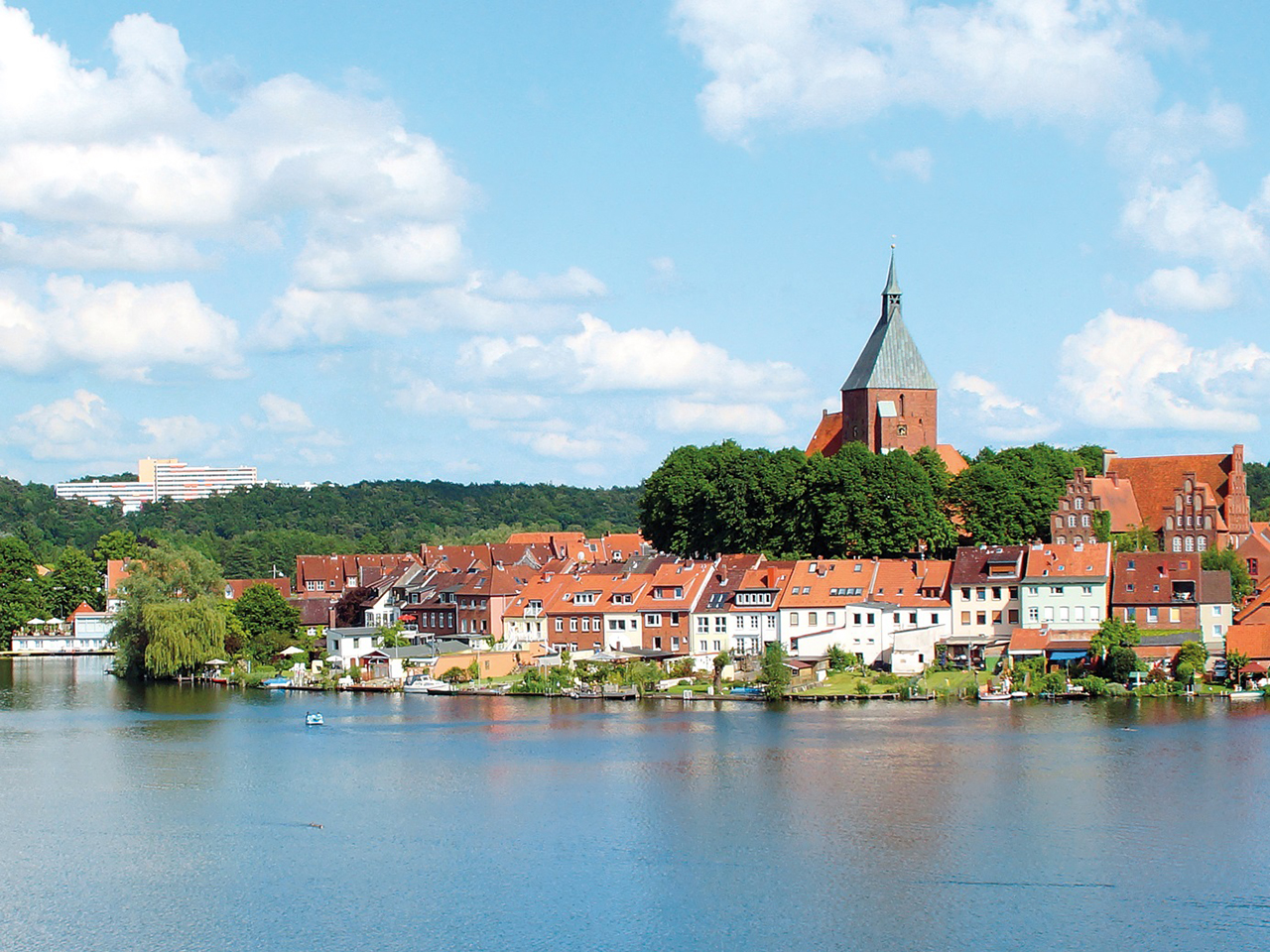 Inmitten der Lauenburgischen Seenplatte liegt das Augustinum Mölln auf einem Hügel oberhalb der Stadt. Inmitten der Lauenburgischen Seenplatte liegt das Augustinum Mölln auf einem Hügel oberhalb der Stadt.