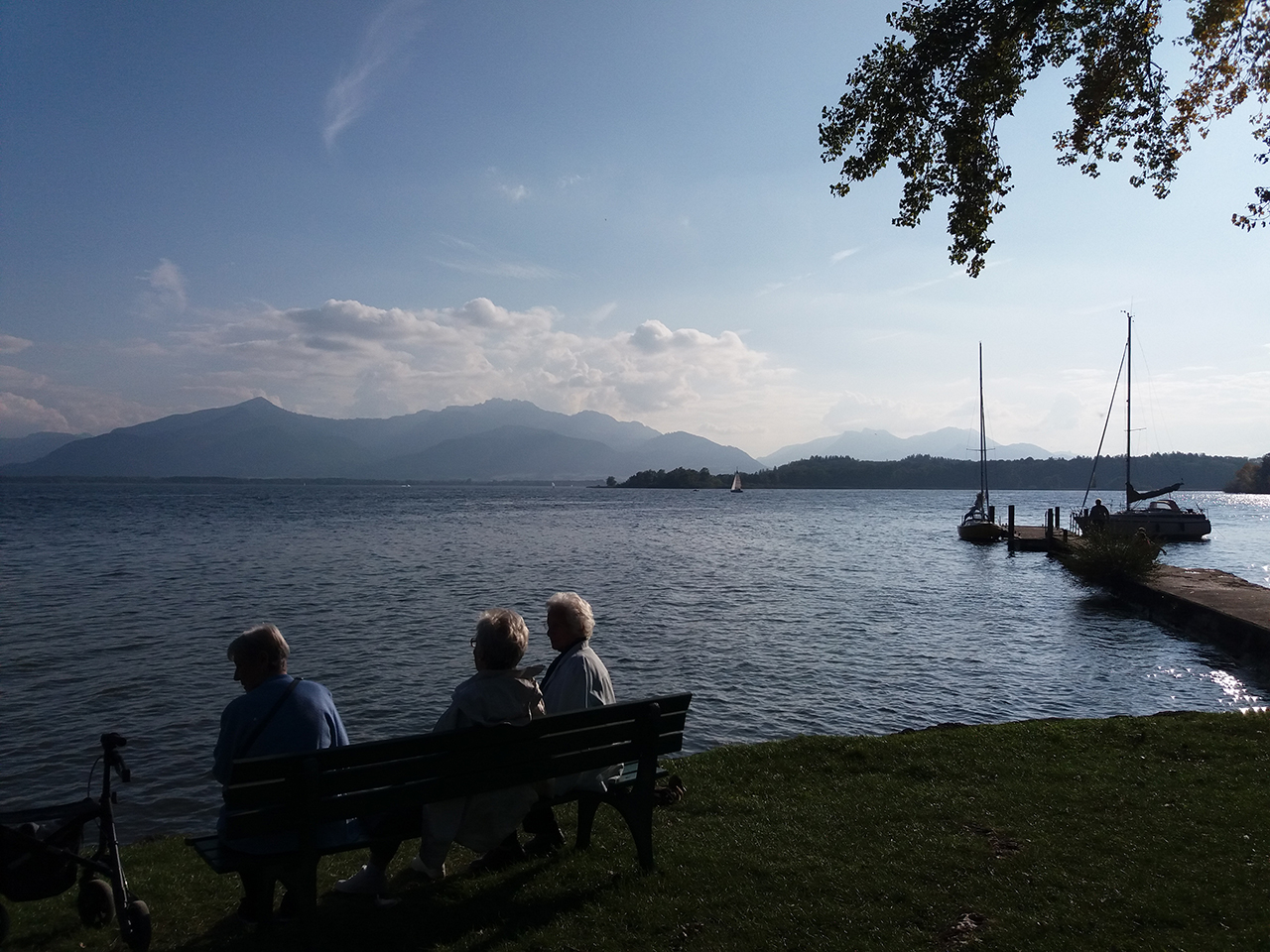 Die Ausflugsziele des Münchener Umlandes, hier der Chiemsee im Alpenvorland, aber auch die Alpen selbst liegen quasi vor der Haustür. Die Ausflugsziele des Münchener Umlandes, hier der Chiemsee, aber auch die Alpen selbst liegen quasi vor der Haustür.