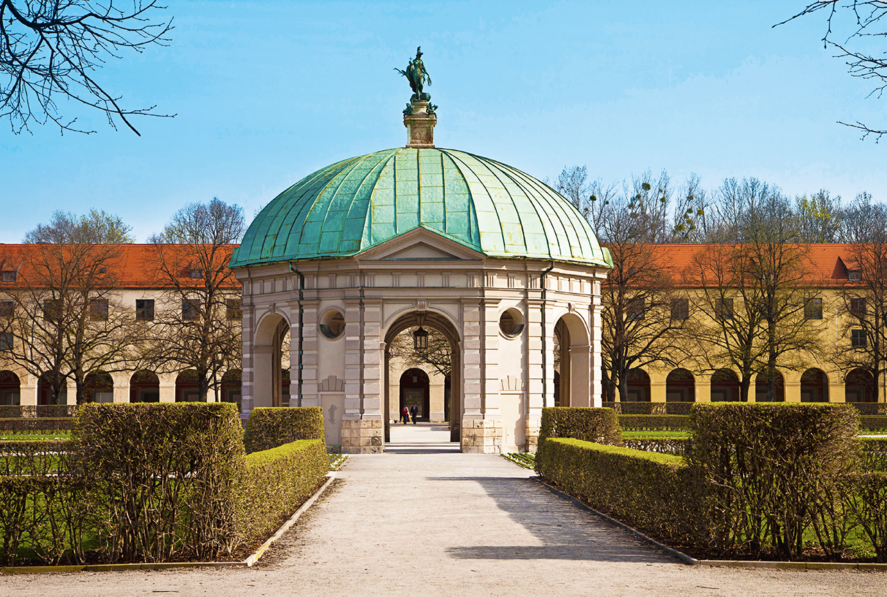 Die Münchner Innenstadt mit Sehenswürdigkeiten wie dem Hofgarten ist dank der hervorragenden Anbindung an den öffentlichen Nahverkehr schnell zu erreichen. Die Münchner Innenstadt mit Sehenswürdigkeiten wie dem Hofgarten ist dank der hervorragenden Anbindung an den öffentlichen Nahverkehr schnell zu erreichen.
