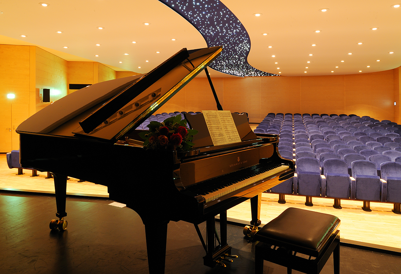 Der Theatersaal des Augustinum München-Neufriedeheim ist zugleich Stadtteil-Kulturzentrum mit vielen öffentlichen Veranstaltungen. Der Theatersaal des Augustinum München-Neufriedeheim ist zugleich Stadtteil-Kulturzentrum mit vielen öffentlichen Veranstaltungen.