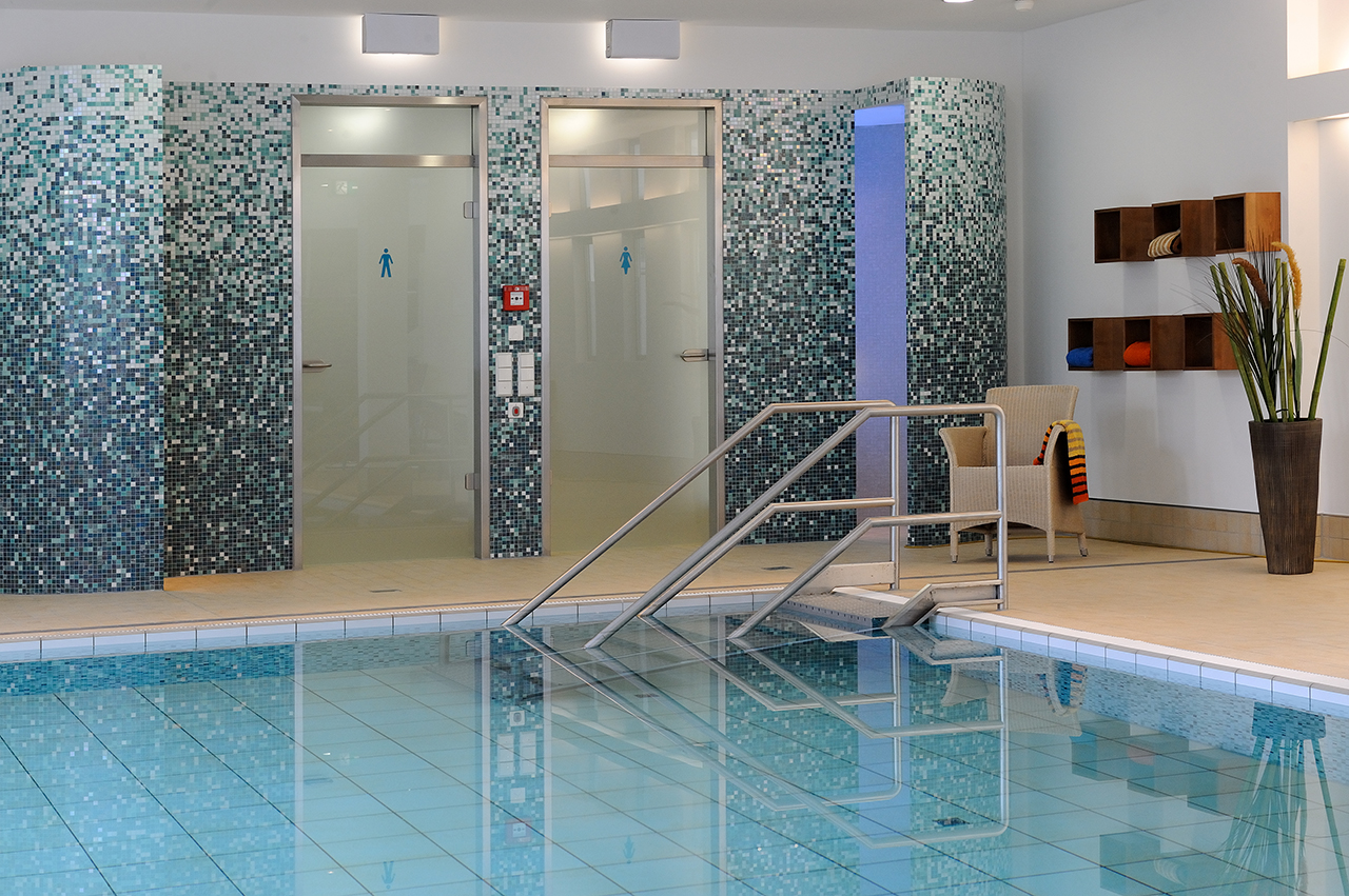 Im Wellnessbereich finden Sie neben dem Schwimmbad auch eine Finnische Sauna, eine Bio-Sauna, einen Fitnessraum und eine Praxis für Physiotherapie. Im Wellnessbereich finden Sie neben dem Schwimmbad auch eine Finnische Sauna, eine Bio-Sauna, einen Fitnessraum und eine Praxis für Physiotherapie.