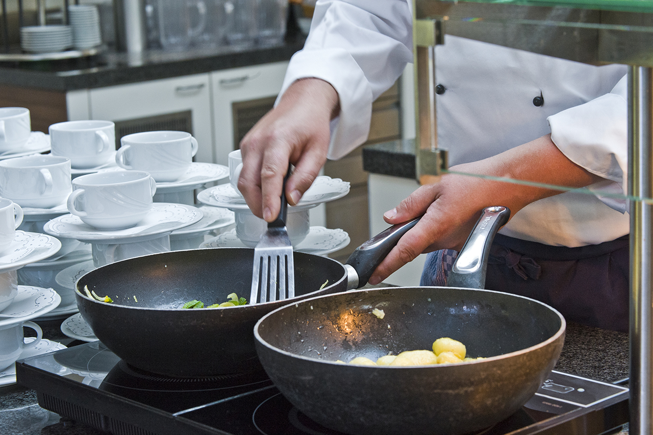 Beim regelmäßig stattfindenden Front Cooking werden die Gerichte live vor den Gästen zubereitet. Beim regelmäßig stattfindenden Front Cooking werden die Gerichte live vor den Gästen zubereitet.