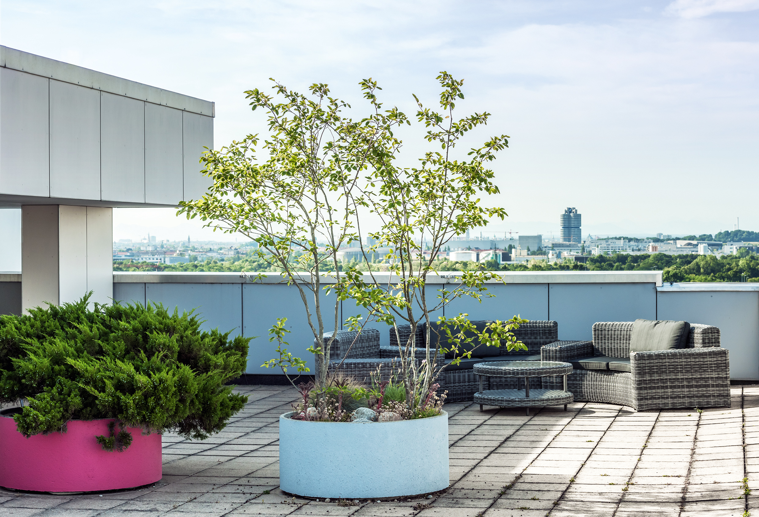 Von der 400 Quadratmeter großen Dachterrasse reicht der Blick über ganz München und Umgebung bis hin zur Alpenkette im Süden. Von der 400 Quadratmeter großen Dachterrasse reicht der Blick über ganz München und Umgebung bis hin zur Alpenkette im Süden.