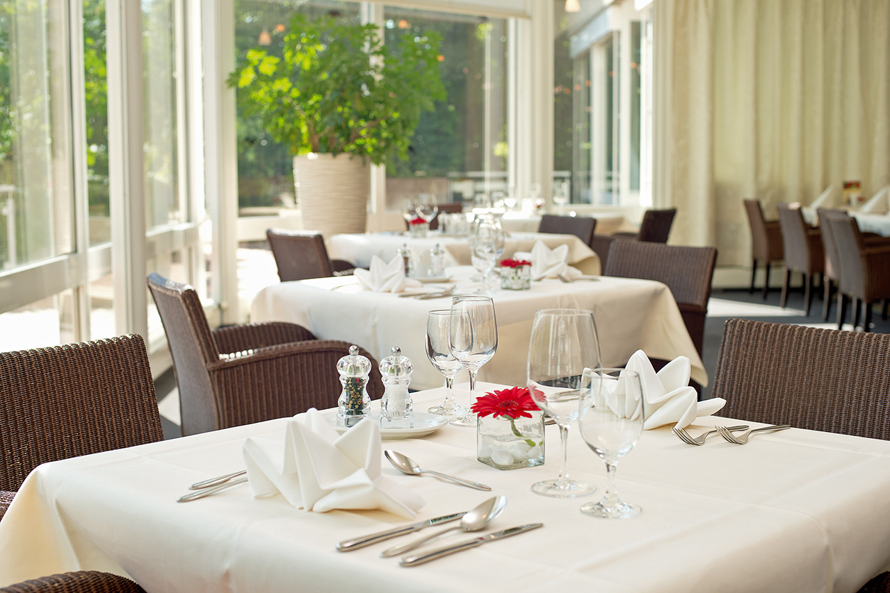 Im Restaurant treffen sich die Bewohner täglich zum Mittagessen. Auch Frühstück und Abendessen werden hier angeboten. Im Restaurant treffen sich die Bewohner täglich zum Mittagessen. Auch Frühstück und Abendessen werden hier angeboten.