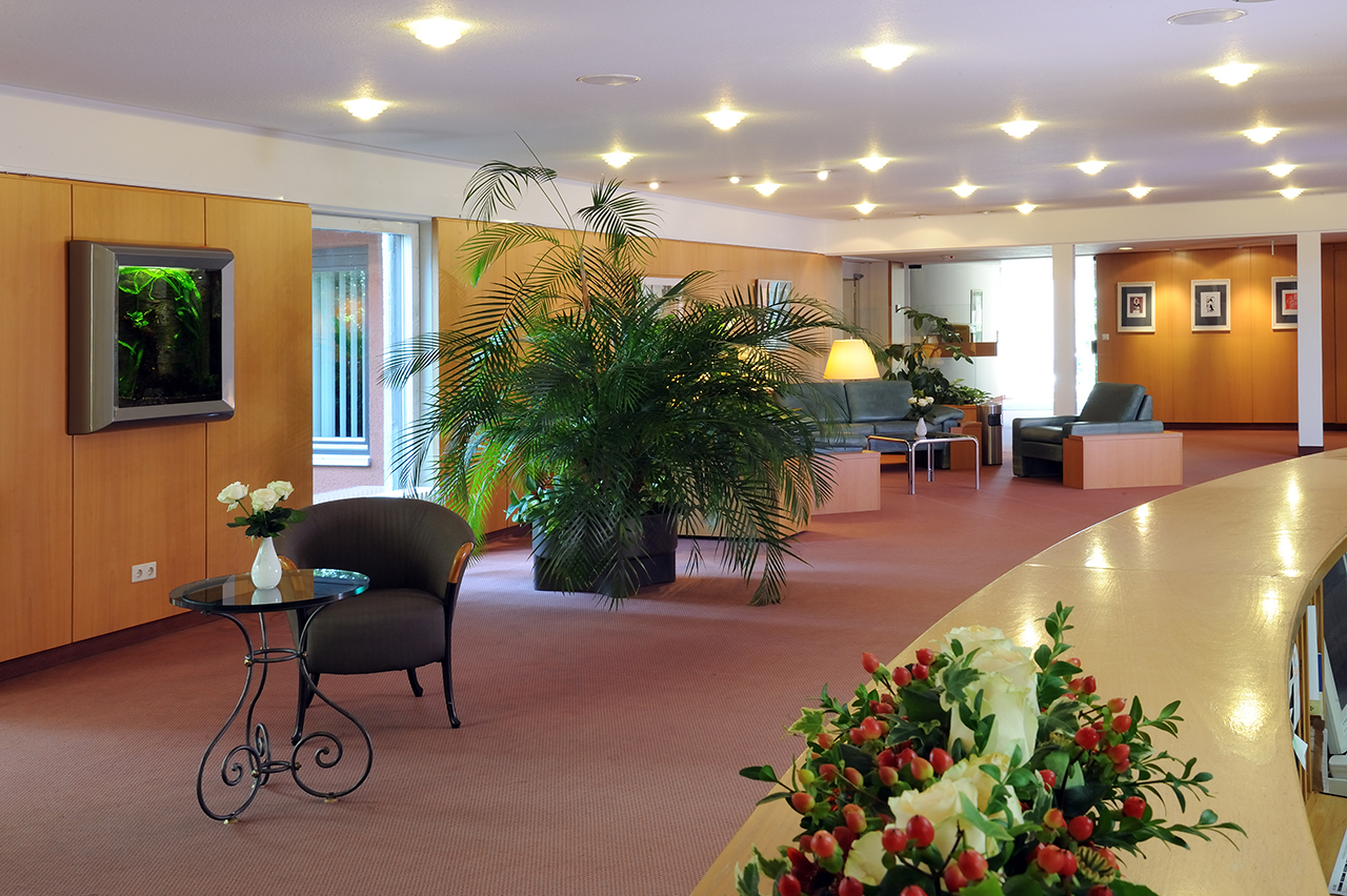 Im ganzen Haus – hier im Foyer – finden Sie gemütliche Sitzecken, um sich mit anderen Bewohner*innen oder mit Ihren Gästen zu treffen. Im ganzen Haus – hier im Foyer – finden Sie gemütliche Sitzecken, um sich mit anderen Bewohner*innen oder mit Ihren Gästen zu treffen.