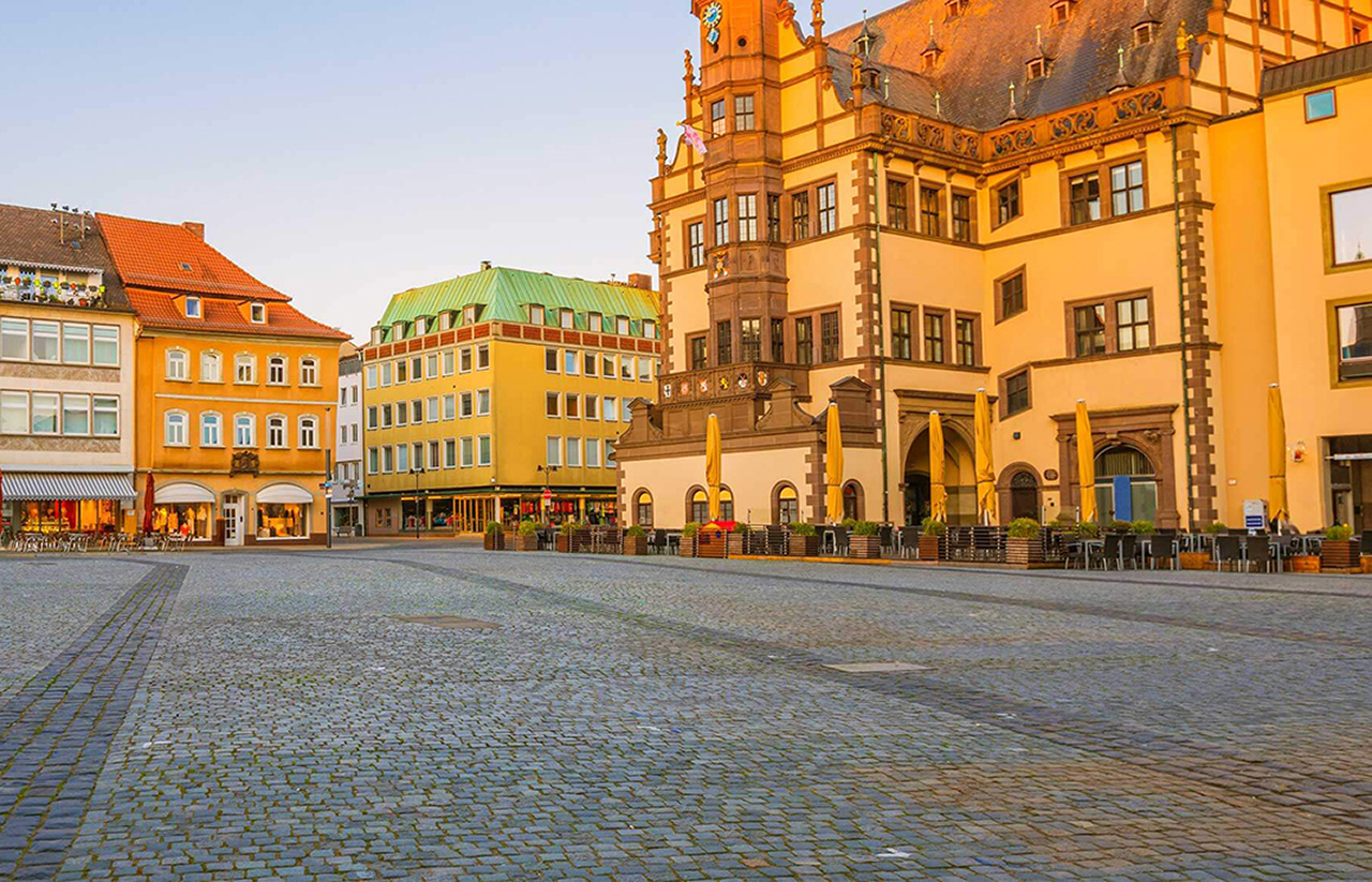 Ins Zentrum Schweinfurts mit dem historischen Marktplatz sind es vom Augustinum aus nur ein paar Minuten zu Fuß. Ins Zentrum Schweinfurts mit dem historischen Marktplatz sind es vom Augustinum aus nur ein paar Minuten zu Fuß.