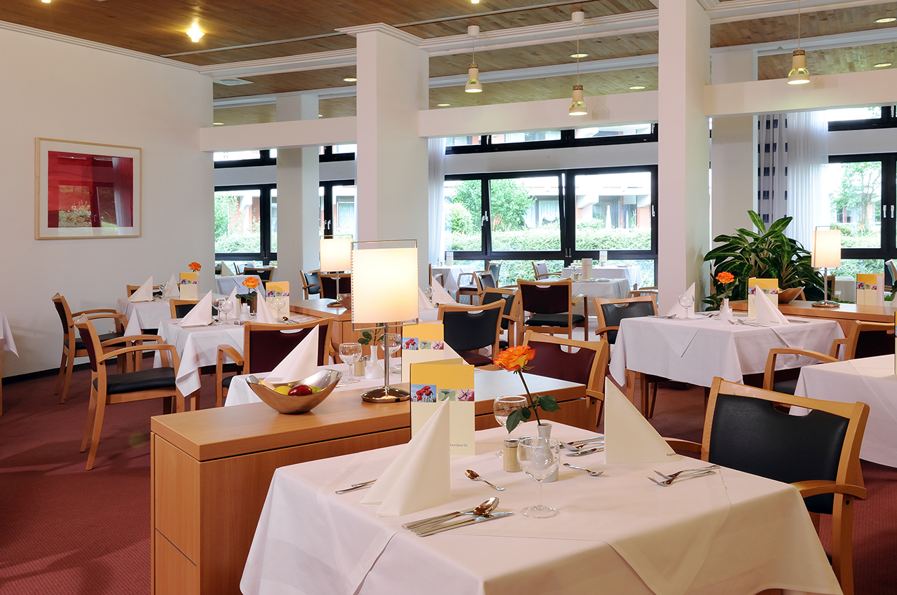 Mittags wird das Restaurant im Augustinum Schweinfurt zum täglichen Treffpunkt der Bewohner. Mittags wird das Restaurant im Augustinum Schweinfurt zum täglichen Treffpunkt der Bewohner.