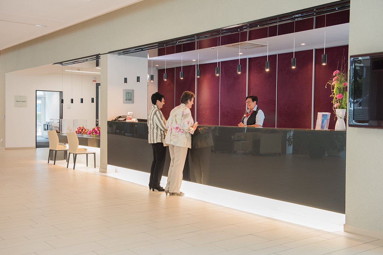 Im Foyer werden Sie von unseren Empfangsmitarbeitenden erwartet, die rund um die Uhr, 24 Stunden am Tag, für Sie erreichbar sind. Im Foyer werden Sie von unseren Empfangsmitarbeitenden erwartet, die rund um die Uhr, 24 Stunden am Tag, für Sie erreichbar sind.