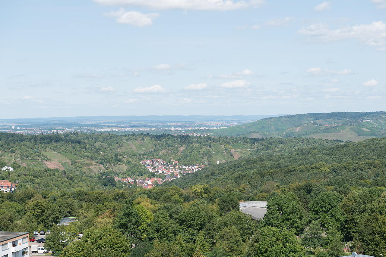 Von hier aus genießen Sie einen herrlichen Ausblick ins Remstal oder in den Park, der das Haus umgibt. Von hier aus genießen Sie einen herrlichen Ausblick ins Remstal oder in den Park, der das Haus umgibt.