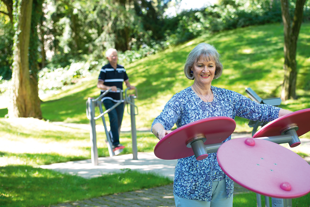 Der VitaGym-Parcour im Park besteht aus verschiedenen Bewegungsgeräten, mit denen der gesamte Körper schonend trainiert und mobilisiert werden kann. Der VitaGym-Parcour im Park besteht aus verschiedenen Bewegungsgeräten, mit denen der gesamte Körper schonend trainiert und mobilisiert werden kann.