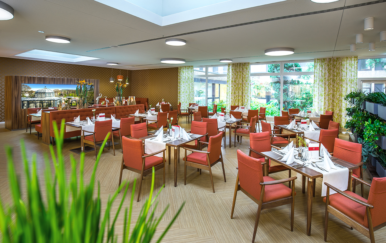 Im Restaurant „wilhelms“ treffen sich die Bewohner täglich zum mehrgängigen Mittagsmenü. Im Restaurant „wilhelms“ treffen sich die Bewohner täglich zum mehrgängigen Mittagsmenü.