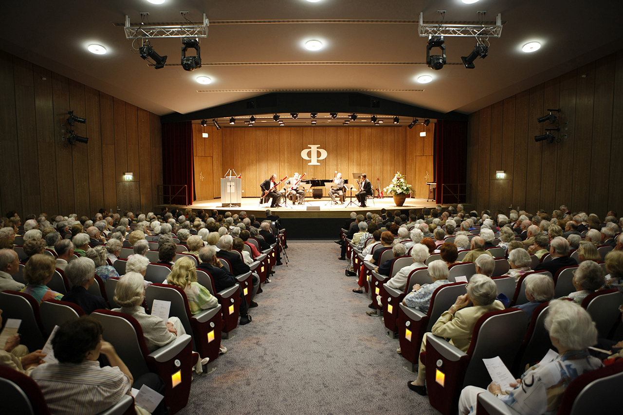 Der Theatersaal im Augustinum Stuttgart-Sillenbuch dient auch als Kulturzentrum und Programmkino für die umgebenden Stadtteile. Der Theatersaal im Augustinum Stuttgart-Sillenbuch dient auch als Kulturzentrum und Programmkino für die umgebenden Stadtteile.