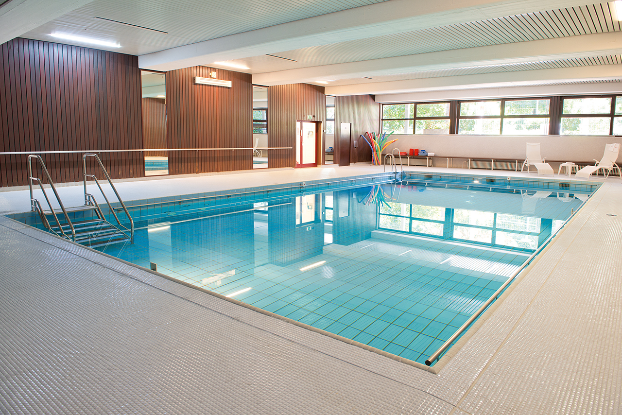 Neben einem hauseigenen Schwimmbad gibt es hier auch eine Kneippanlage, eine Sauna und einen großen Fitnessbereich. Neben einem hauseigenen Schwimmbad gibt es hier auch eine Kneippanlage, eine Sauna und einen großen Fitnessbereich.