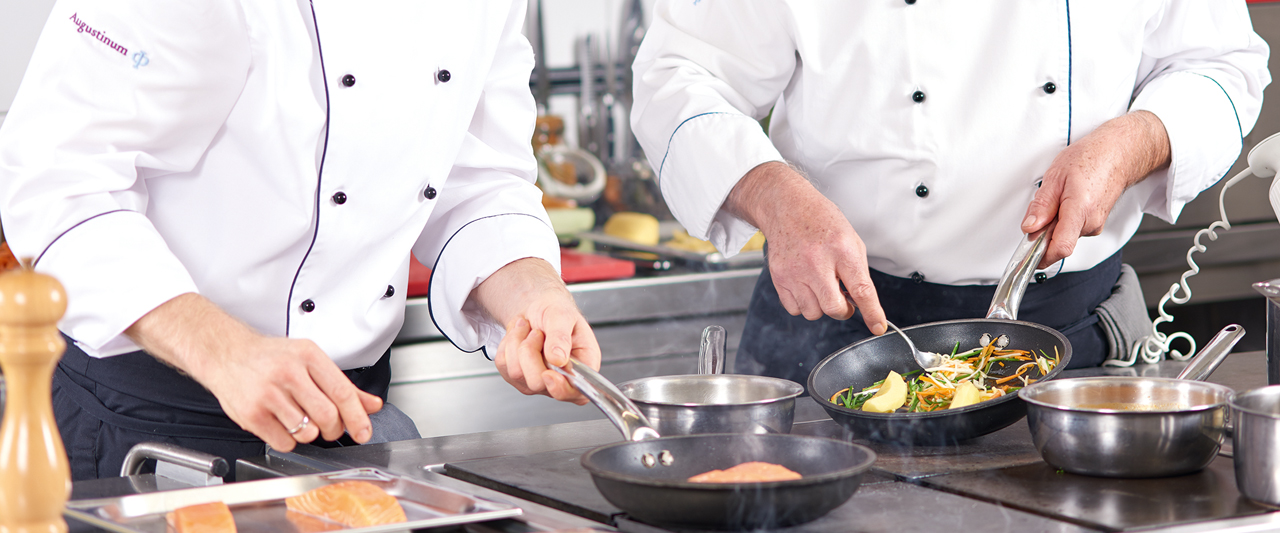 Mit hochwertigen, vorwiegend regionalen Zutaten wird im Augustinum Überlingen jeden Tag frisch gekocht. Mit hochwertigen, vorwiegend regionalen Zutaten wird im Augustinum Überlingen jeden Tag frisch gekocht.