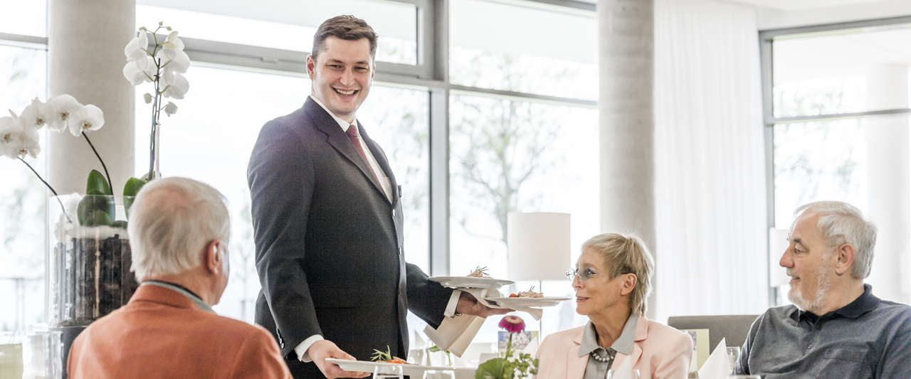 Die Mitarbeiter*innen im Service kennen „ihre“ Gäste und wissen um deren Vorlieben. Die Mitarbeiter*innen im Service kennen „ihre“ Gäste und wissen um deren Vorlieben.