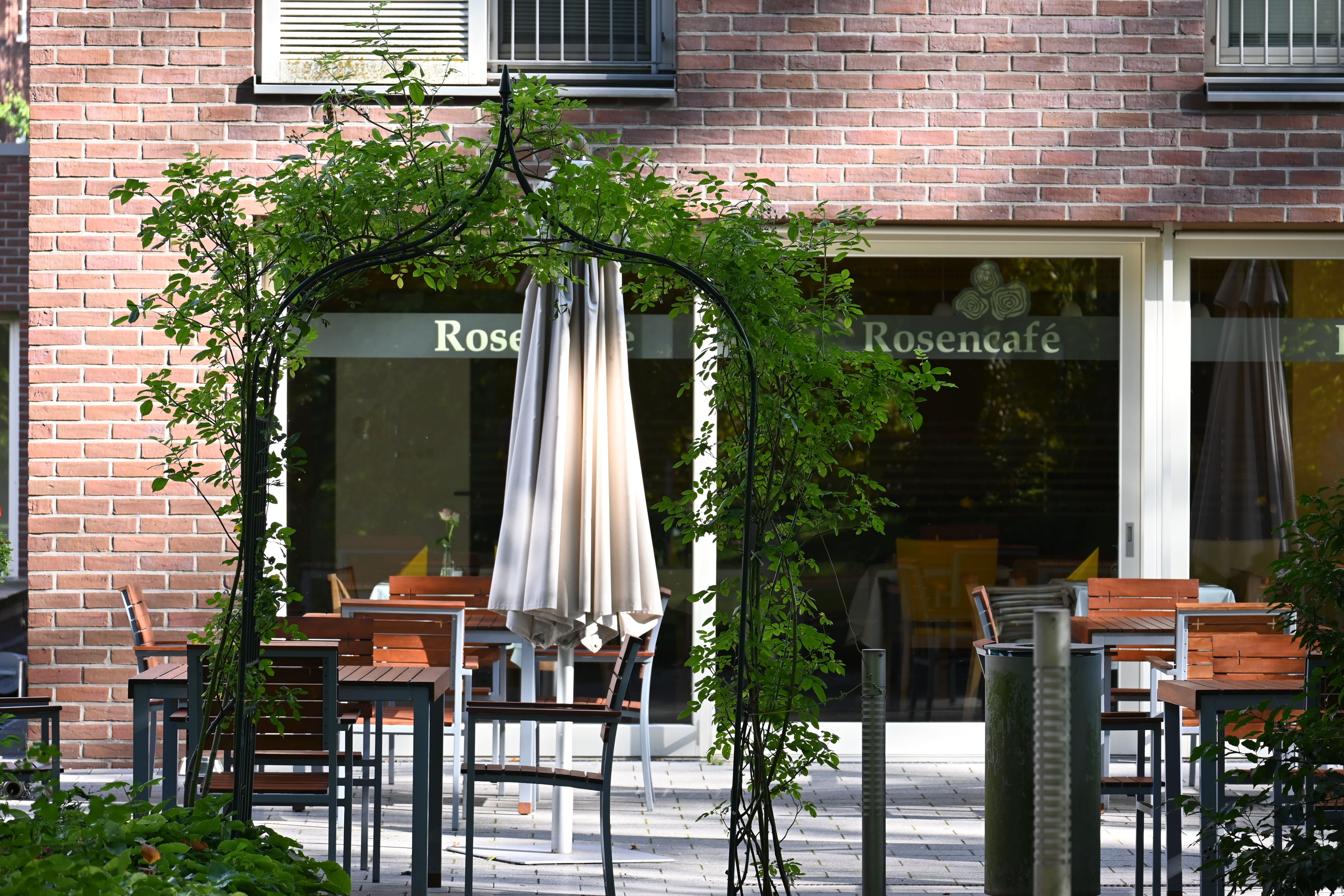 Das Rosencáfe im Augustinum Bremen in der Contrescarpe lädt zum gemütlichen "Kaffeesieren" ein.