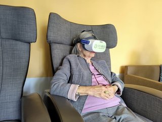 Die Welt ins Wohnzimmer holen – VR-Brillen ermöglichen Seniorinnen und Senioren erlebnisreiche Reisen 