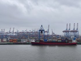 Schiff auf der Elbe vor Kränen