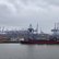 Schiff auf der Elbe vor Kränen