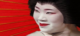 weiß geschminkte asiatische Frau