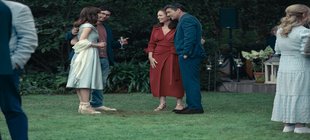 Menschen bei einem Gartenfest