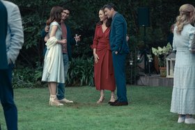 Menschen bei einem Gartenfest Menschen bei einem Gartenfest