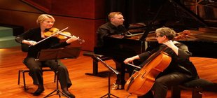 Trio mit Musikinstrumenten