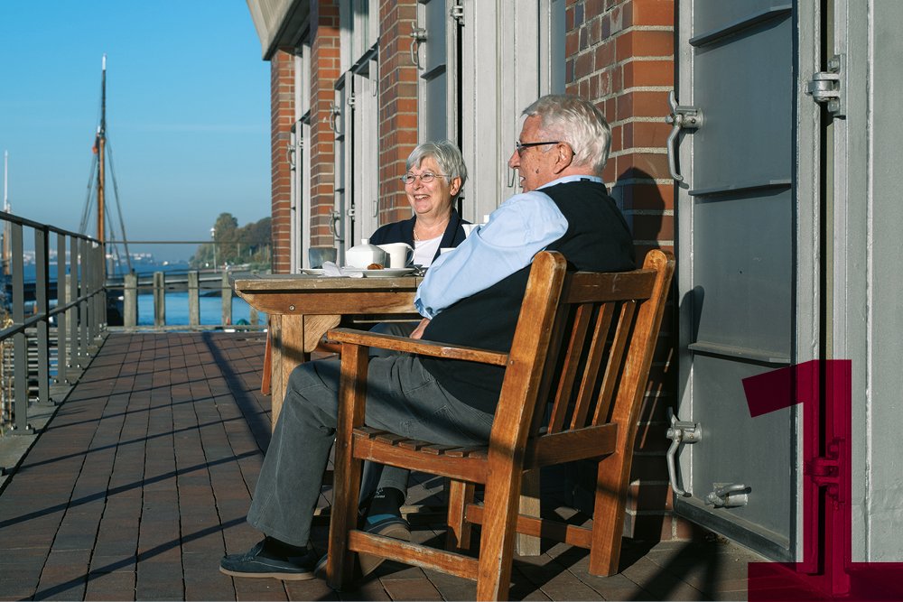 Seniorenpaar auf der Terrasse des Aufustinum Hamburg