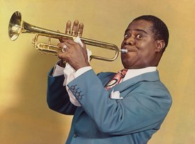 Trompete spielender Louis Armstrong, welcher einen Anzug trägt.