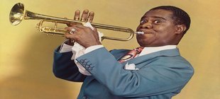 Trompete spielender Louis Armstrong, welcher einen Anzug trägt.