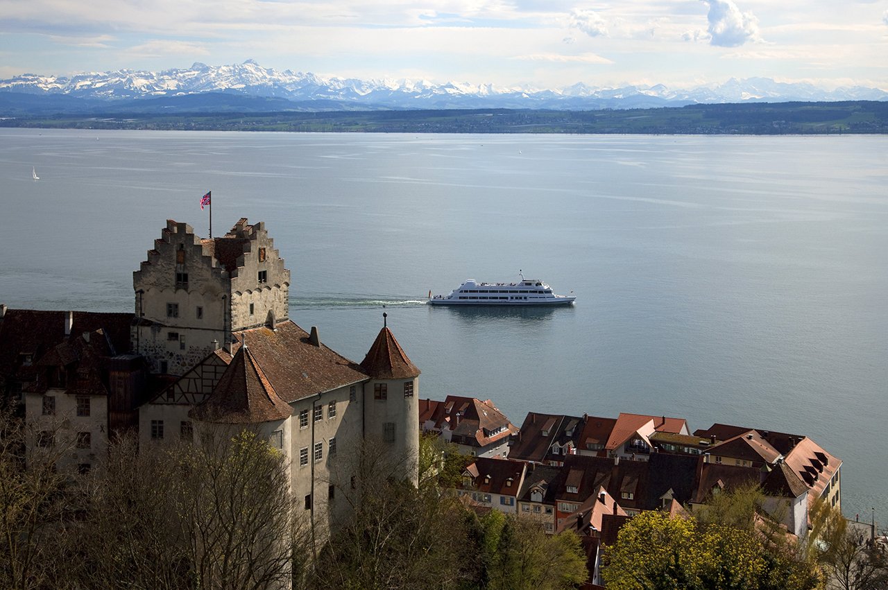 Die Altstadt mit vielen Einkaufsmöglichkeiten, die Uferpromenade sowie der Fähranleger nach Konstanz und weiter in die nahe Schweiz sind leicht zu erreichen.